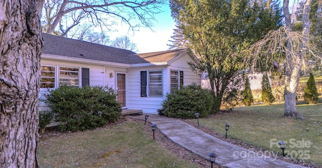 view of front of property featuring a front lawn