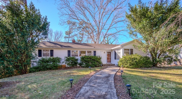 ranch-style house featuring a front yard