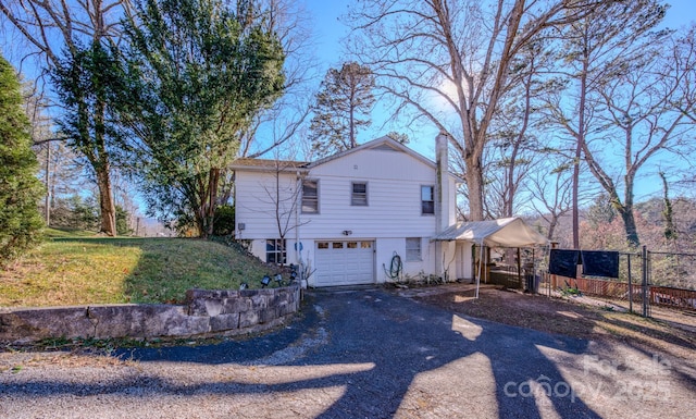 view of front of property featuring a front lawn and a garage