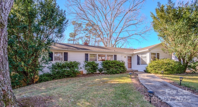 single story home featuring a front yard