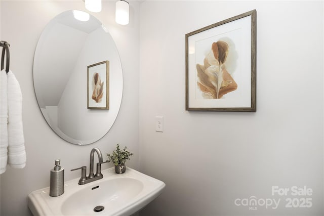 bathroom featuring sink