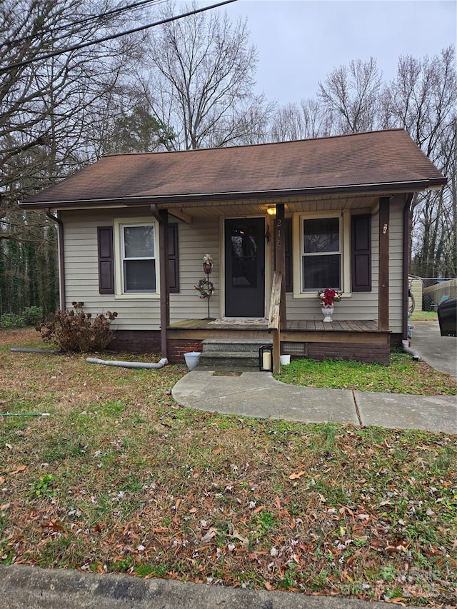 view of front facade with a porch and a front lawn