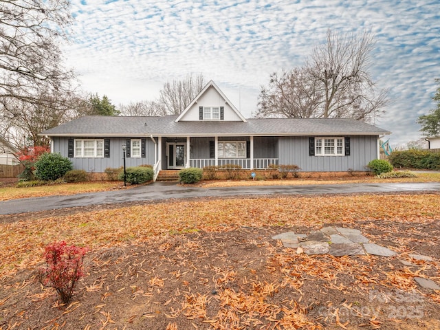 view of front of home featuring a porch