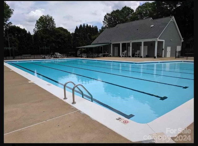 view of swimming pool