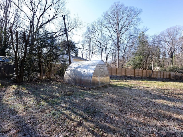 view of yard featuring an outbuilding