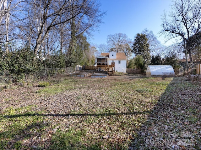 view of yard featuring an outdoor structure