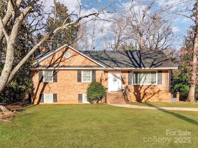 view of front of home featuring a front yard