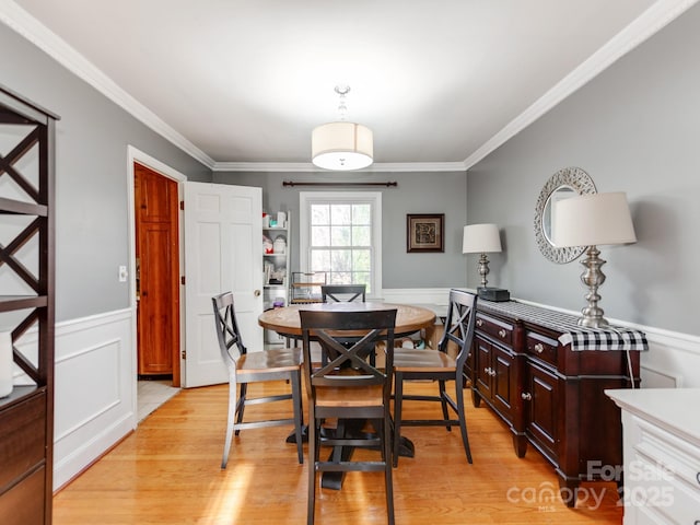 dining room featuring light hardwood / wood-style floors and ornamental molding