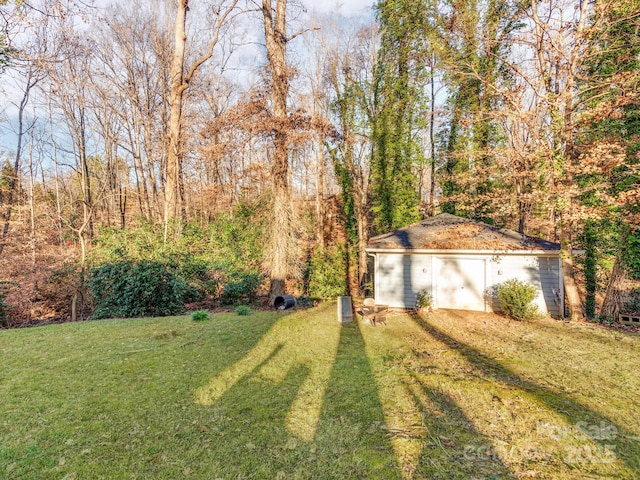 view of yard with an outdoor structure