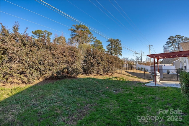 view of yard featuring a pergola