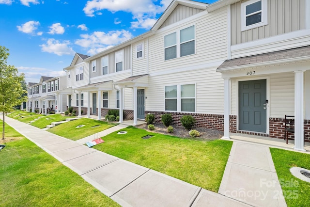 townhome / multi-family property featuring a front yard