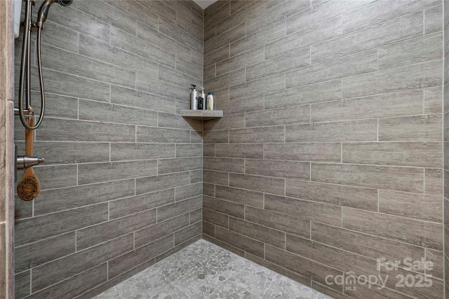 bathroom featuring a tile shower