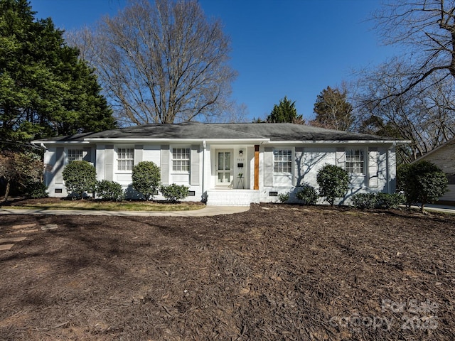 ranch-style home featuring crawl space