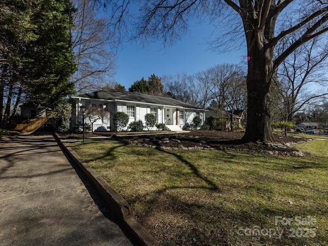 single story home with a front yard