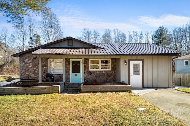 ranch-style house featuring a front yard and a porch