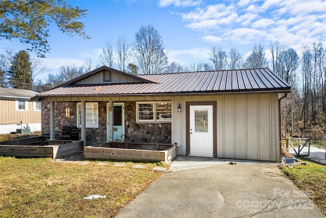 ranch-style house featuring a front yard and a porch