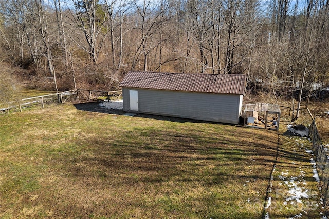 view of yard with an outbuilding