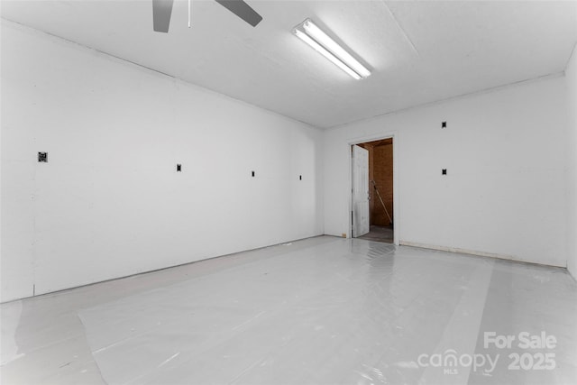 empty room featuring ceiling fan