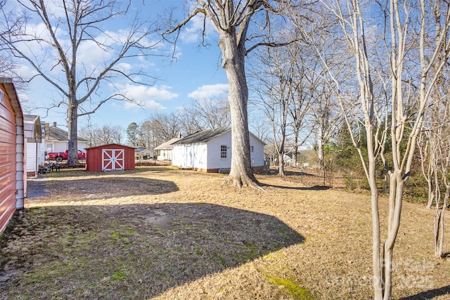 view of yard featuring a storage shed