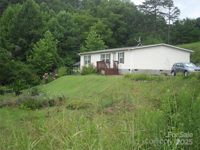 manufactured / mobile home featuring a front lawn