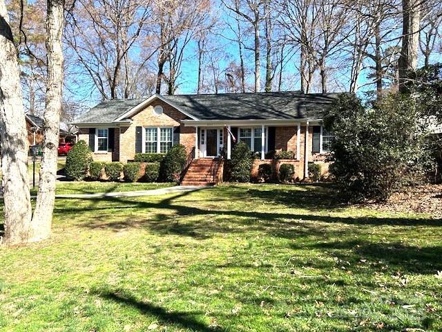 single story home with a front yard