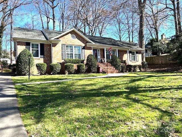 single story home with a front lawn