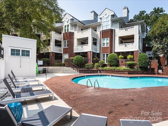 view of swimming pool