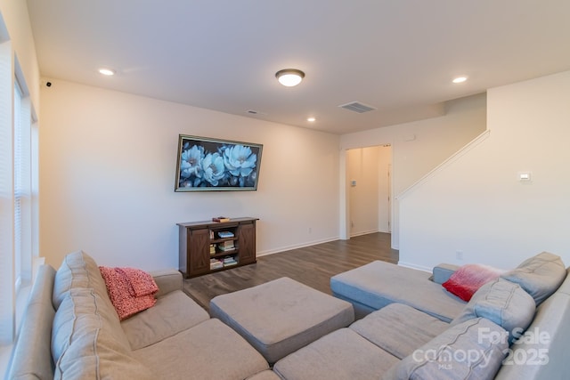 living area featuring baseboards, visible vents, dark wood-style flooring, and recessed lighting