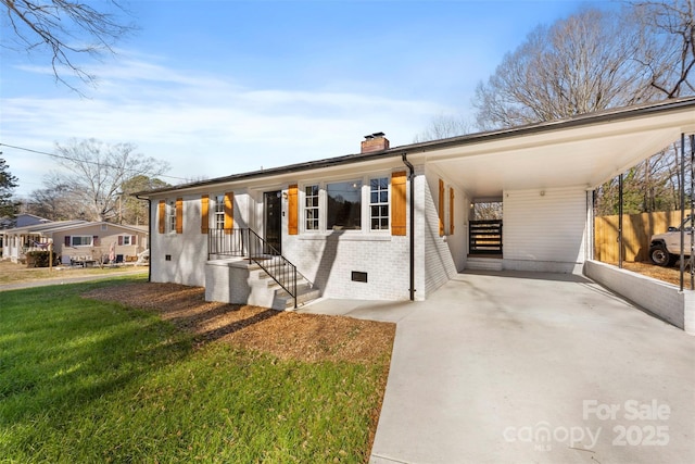 view of front facade featuring a front lawn and a carport