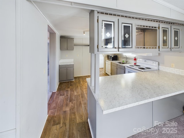 kitchen featuring sink, electric range, gray cabinets, and kitchen peninsula