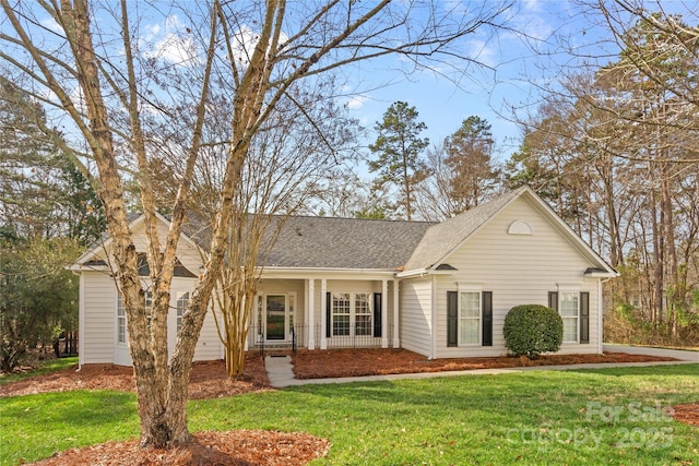 view of front of property featuring a front yard