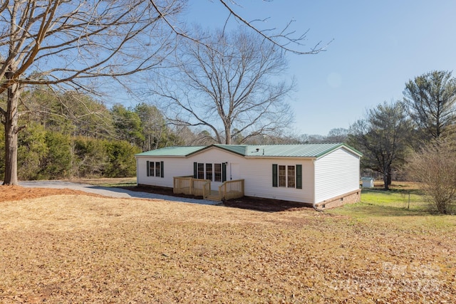 view of front of home featuring a front yard