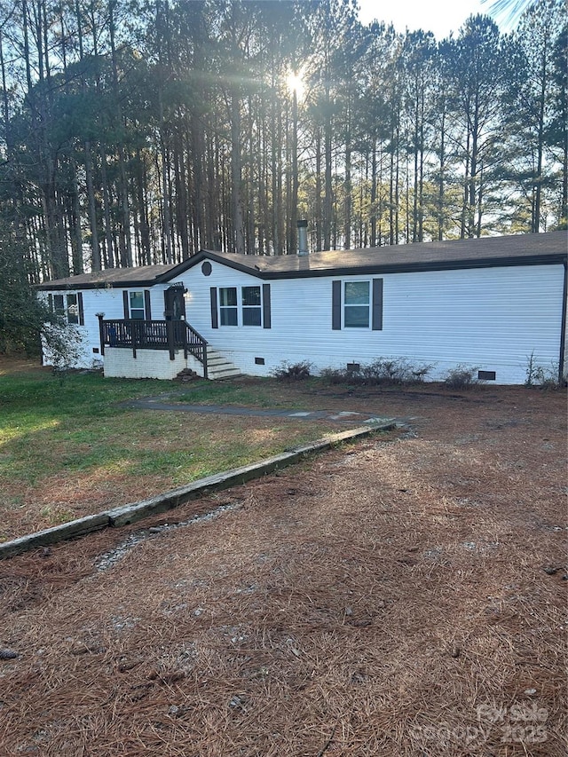 view of front of property with a front yard