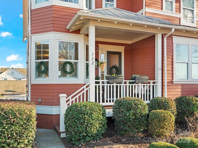 entrance to property featuring covered porch