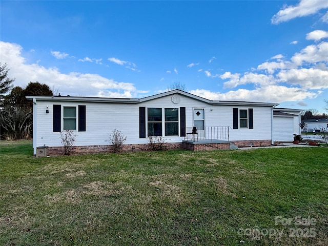 manufactured / mobile home featuring a front yard