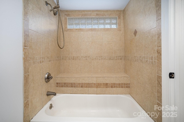 bathroom with tiled shower / bath