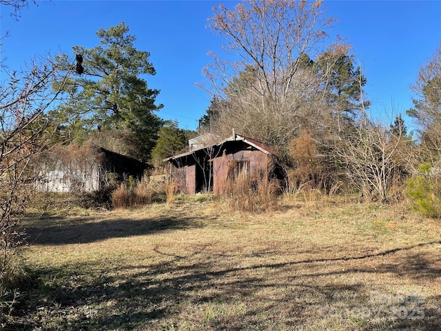 view of yard with an outdoor structure