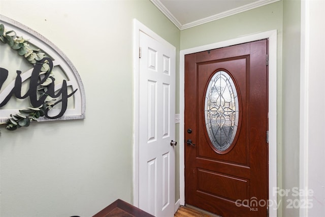 entryway featuring ornamental molding