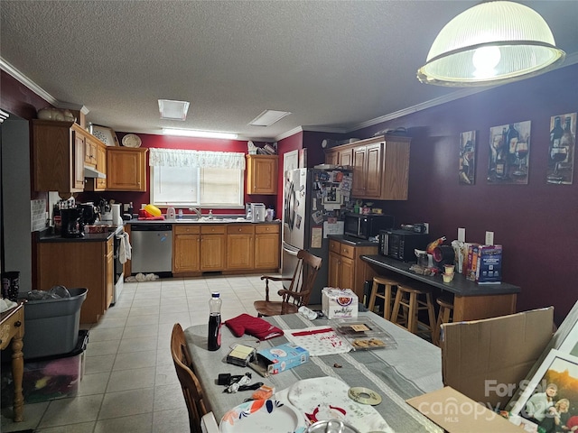 dining area with crown molding, sink, and a textured ceiling