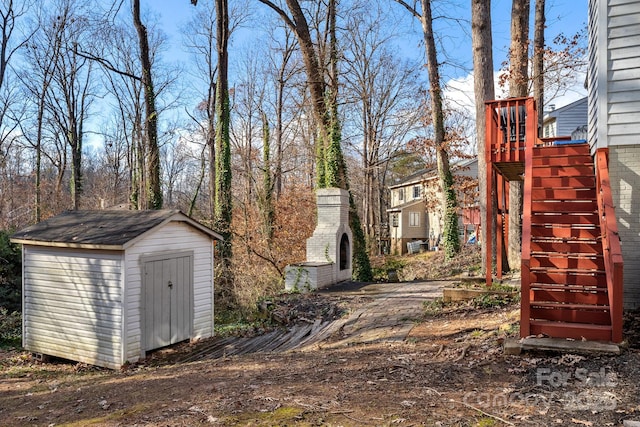 view of yard featuring a storage shed