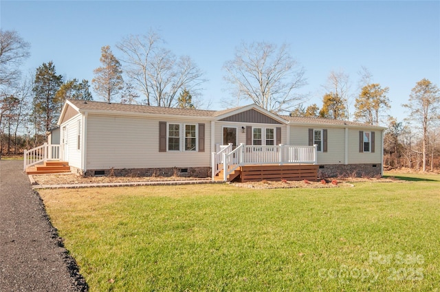 view of front of property featuring a wooden deck and a front lawn