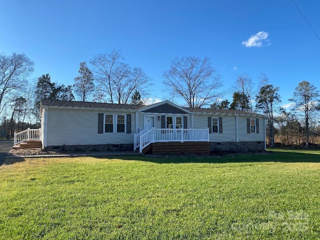 view of front of property featuring a deck and a front yard