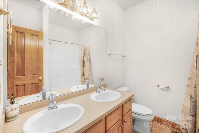 bathroom featuring a shower with shower curtain, vanity, and toilet