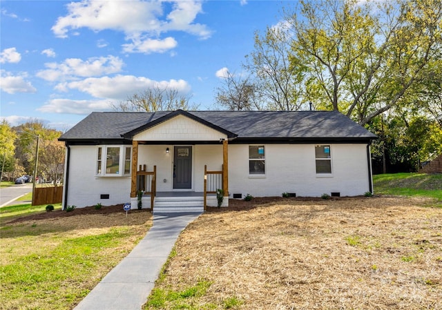 view of front of home featuring a front lawn