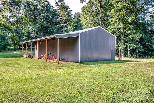 view of outdoor structure featuring a yard