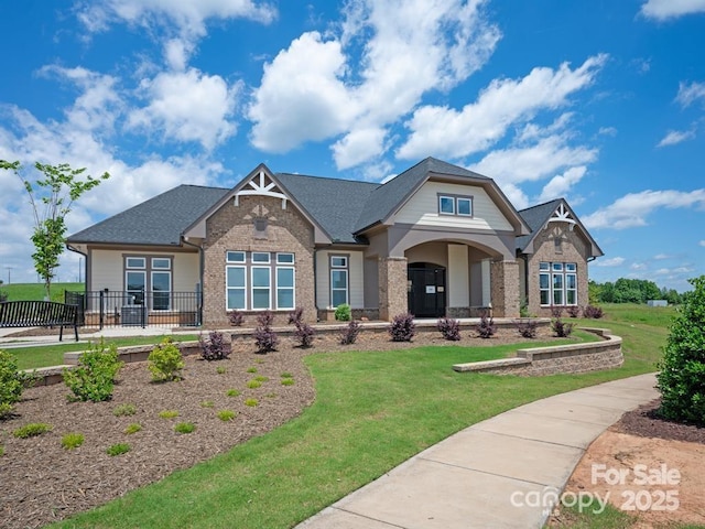 craftsman inspired home featuring a front yard