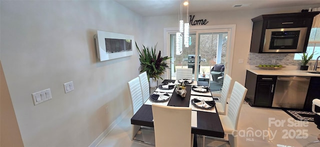 dining area featuring visible vents and baseboards