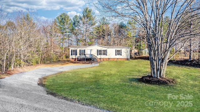 manufactured / mobile home with a front yard