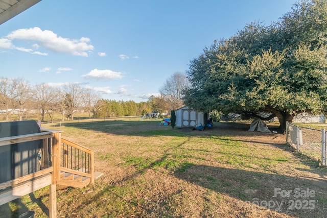 view of yard with a shed