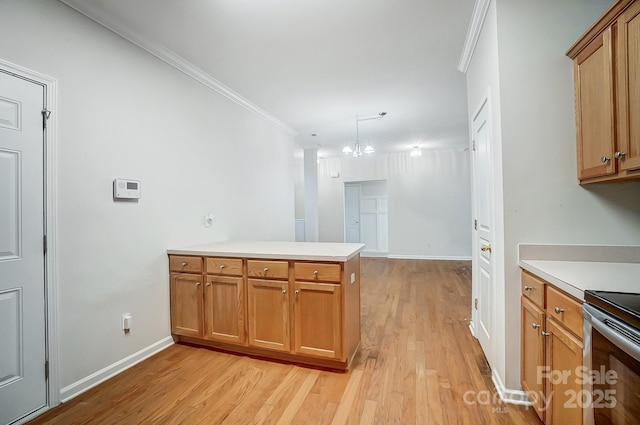 kitchen with crown molding, decorative light fixtures, kitchen peninsula, a notable chandelier, and light hardwood / wood-style floors